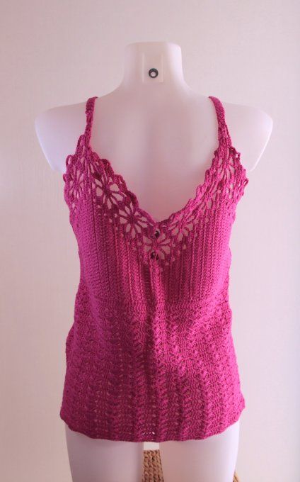 Débardeur crochet fait main rose fuchsia, motif ajouré