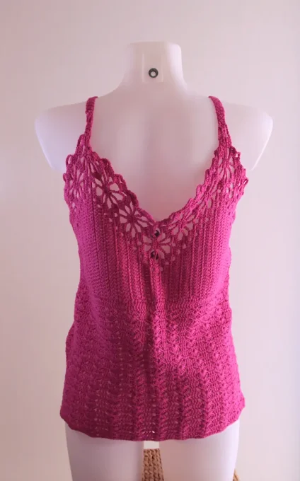 Débardeur crochet fait main rose fuchsia, motif ajouré