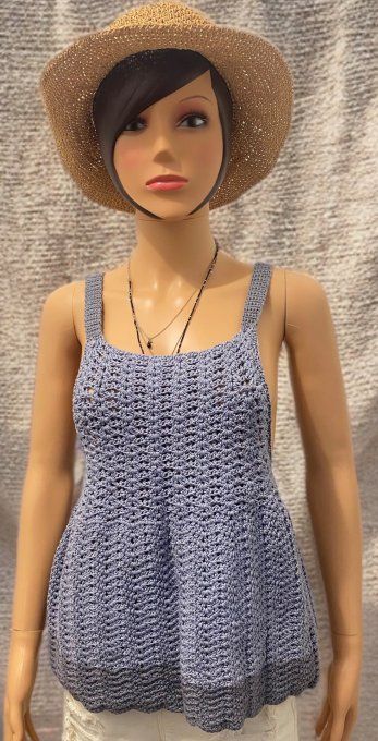 Top crocheté évasé gris perle, maille ajourée