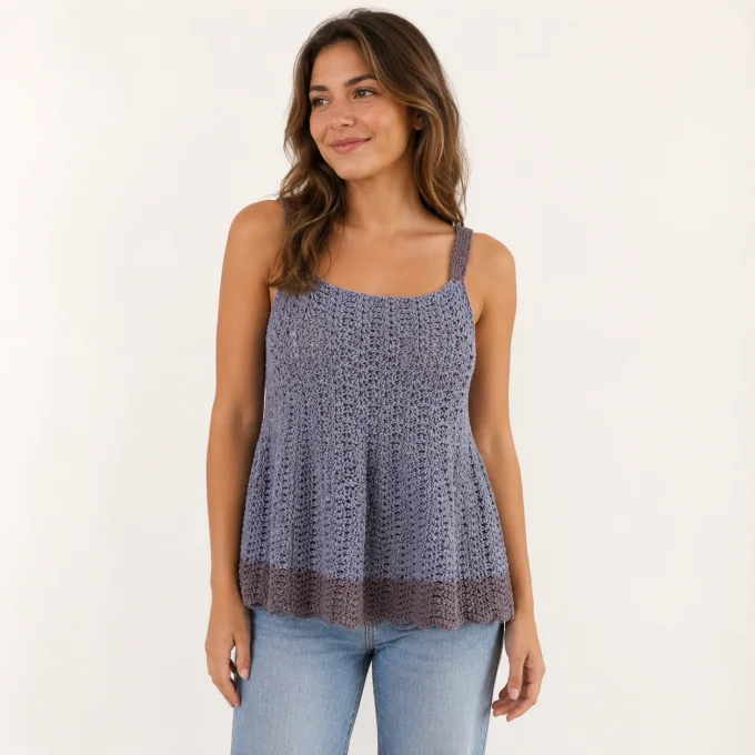 Top débardeur en crochet bleu gris et taupe avec coupe peplum évasée et bretelles larges, porté par 