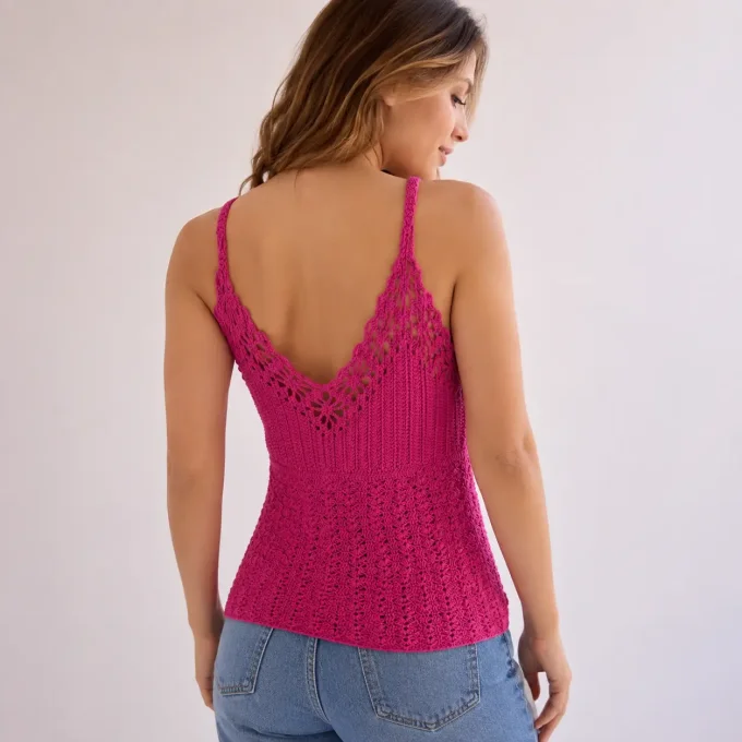 Vue de dos d'un top débardeur en crochet rose fuchsia pour femme, dévoilant un décolleté en V plonge