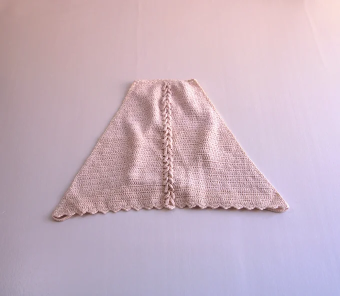Top triangle tricoté écru, maille fine dos nu à nouer