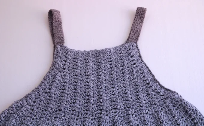 Top crocheté évasé gris perle, maille ajourée