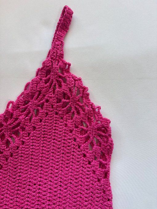 Débardeur crochet fait main rose fuchsia, motif ajouré