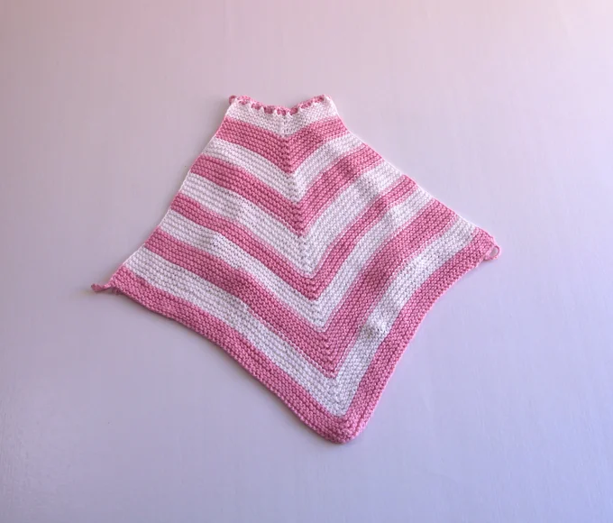 Top triangle tricoté rose & écru, motif chevrons