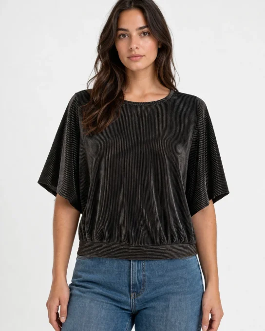Top noir plisse femme a manches papillon evasees et noeud a la taille vu de face