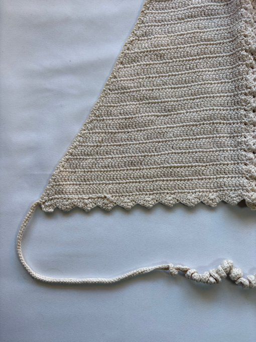 Top triangle tricoté écru, maille fine dos nu à nouer
