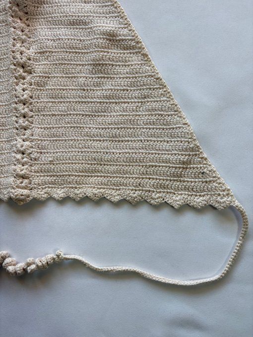 Top triangle tricoté écru, maille fine dos nu à nouer