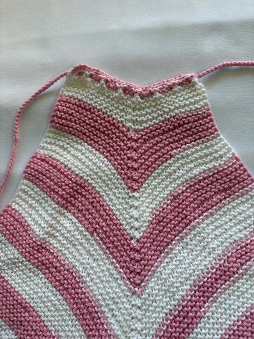 Top triangle tricoté rose & écru, motif chevrons