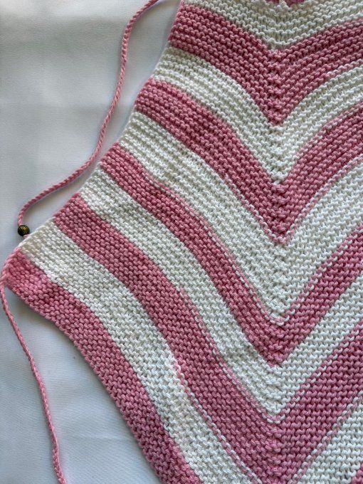 Top triangle tricoté rose & écru, motif chevrons