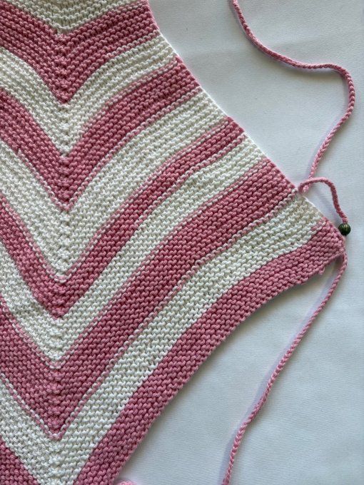 Top triangle tricoté rose & écru, motif chevrons