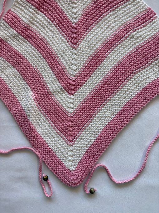 Top triangle tricoté rose & écru, motif chevrons