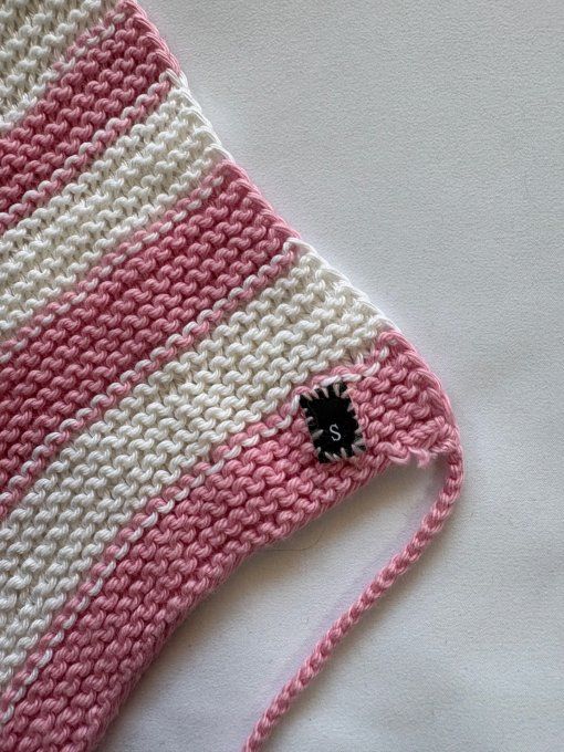 Top triangle tricoté rose & écru, motif chevrons