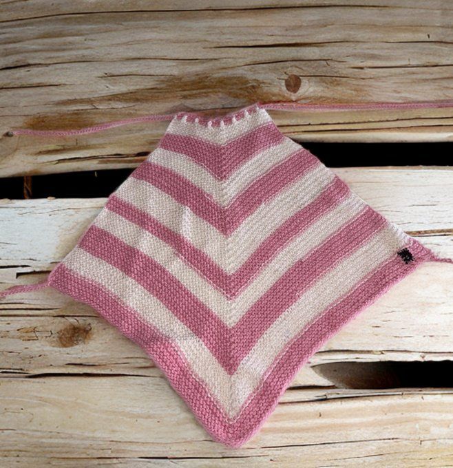 Top triangle tricoté rose & écru, motif chevrons
