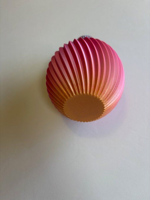 Vase spiralé imprimé 3D — silhouette côtelée