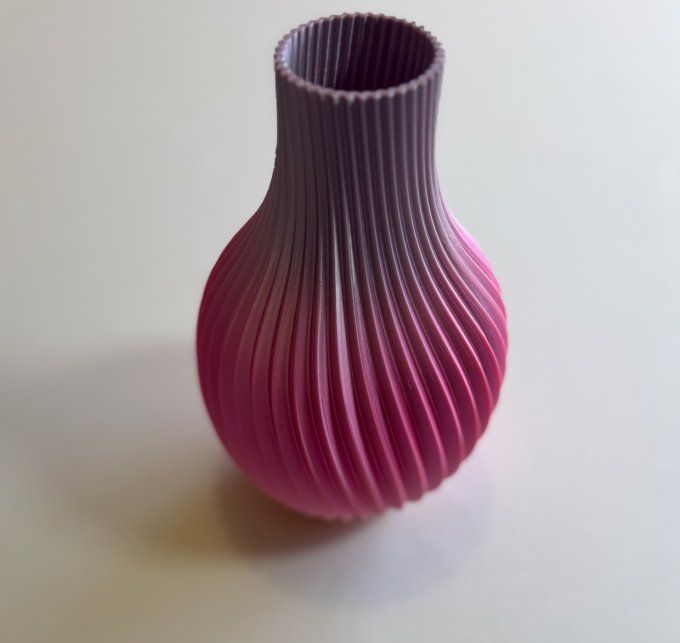 Vase spiralé imprimé 3D — silhouette côtelée