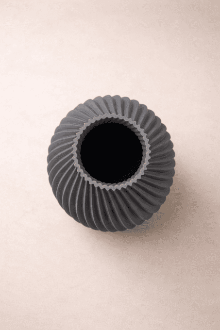 Vase spiralé imprimé 3D — silhouette côtelée