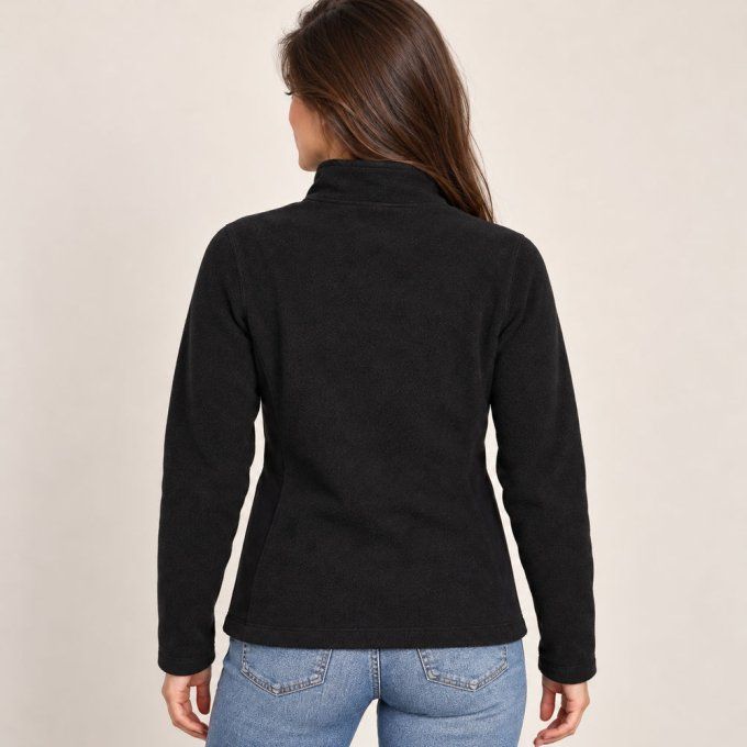 Modèle femme portant la veste polaire noire Reebok vue de dos.