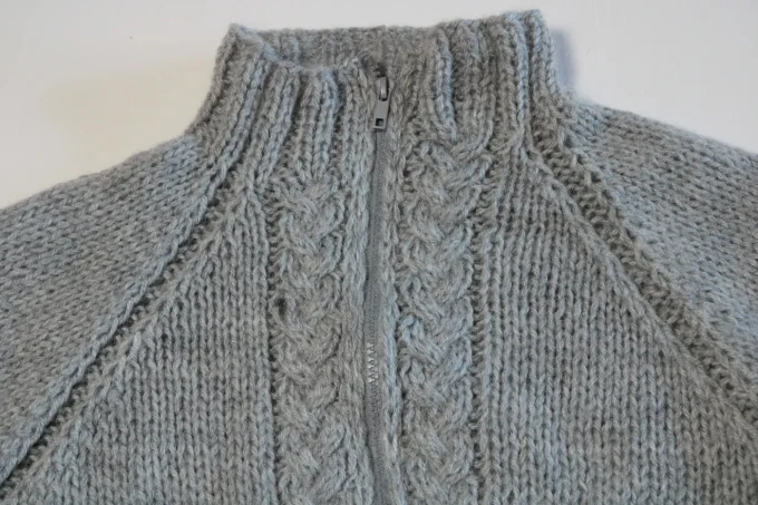 Gilet femme gris fait main zippé – col montant et torsades