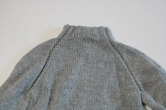 Gilet femme gris fait main zippé – col montant et torsades