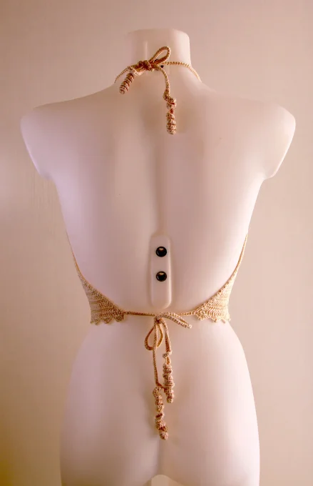 Top triangle tricoté écru, maille fine dos nu à nouer