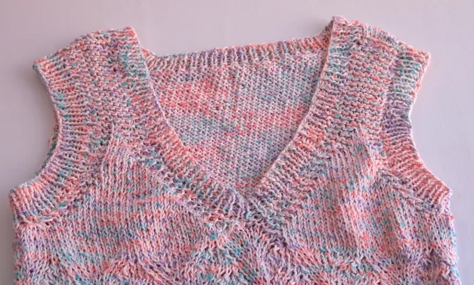 Débardeur maille pastel chinée, col V et coupe droite