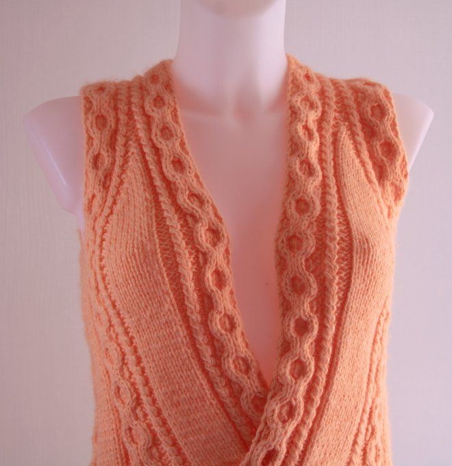 Débardeur tricot sans manches col V torsadé abricot