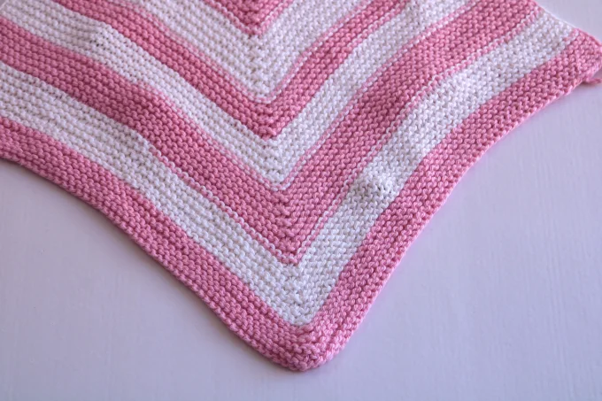 Top triangle tricoté rose & écru, motif chevrons