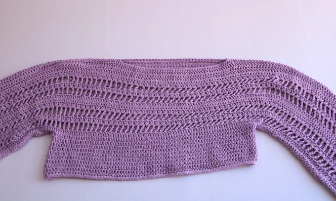 Crop-top crochet lavande ajouré, manches amples