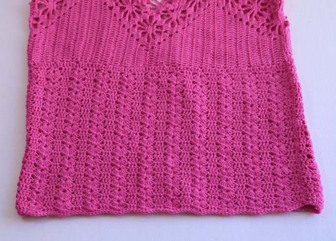 Débardeur crochet fait main rose fuchsia, motif ajouré