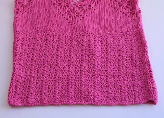 Débardeur crochet fait main rose fuchsia, motif ajouré
